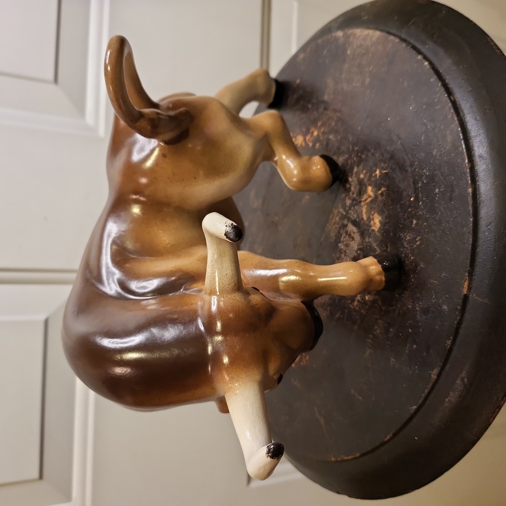 Mid Century Modern Pair of Ceramic Bulls Black and Brown - Picture 9 of 16
